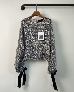 부드러운 긴소매 실크 스웨트  C. a soft long-sleeved silk sweater