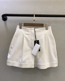 모던 심플 화이트 반바지  F. modern simple white shorts