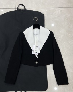 긴소매 시크 블랙 크롭 자켓  C. Long-Sleeved Chic Black Crop Jacket