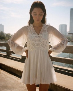 시스루 레이스 긴소매 화이트 미니 드레스  S. See-through lace long-sleeved white mini dress