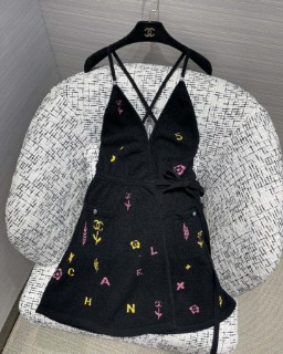 부드러운 블랙 민소매 미니 원피스  C. soft black sleeveless mini dress