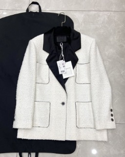 블랙 앤 화이트 고급스러운 자켓  C. Black and White Luxurious Jacket