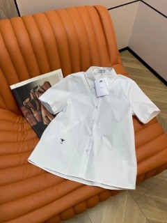 깔끔한 화이트 심플 반팔 셔츠   D. neat white simple short-sleeved shirt