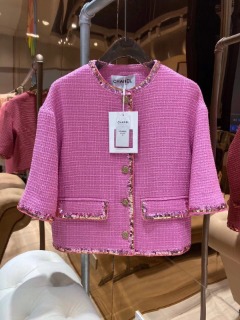 여성스러운 핑크 컬러 디자인 자켓    C. a feminine pink design jacket