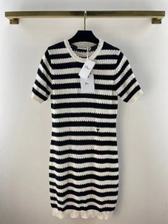 스프라이트 무늬 디자인 반소매 원피스   D. sprite-patterned design short-sleeved dress