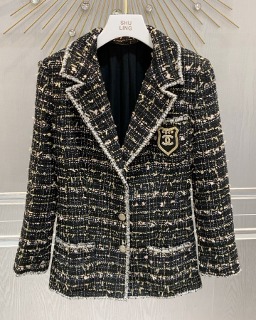 여성 심플한 세련된 디자인 자켓   a women&#039;s simple sophisticated design jacket