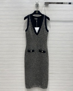 여성 V넥 민소매 블랙 드레스  women&#039;s V-neck sleeveless black dress