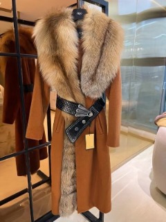 여성 고급진 디자인 베이지 코트  Women&#039;s luxurious design beige coat