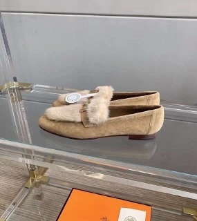 털장식 슈즈  a fur-decorated shoes