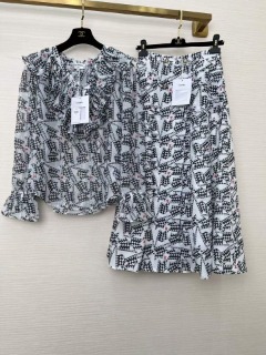 여성 블라우스 상하의 세트  a set of women&#039;s blouse top and bottom