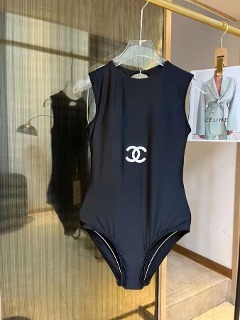 올블랙 수영복  an all-black swimsuit