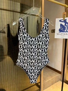 레터링 패턴 수영복  a lettering patterned swimsuit
