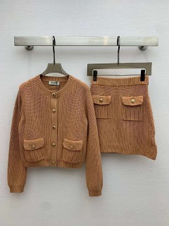 베이지 긴소매 니트 자켓 스커트 세트   beige long-sleeved knit jacket skirt set
