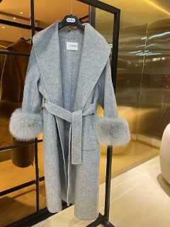 그레이 소매 털 디자인 코트   gray sleeve fur design coat
