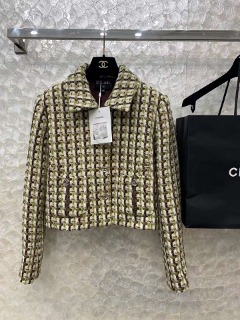여성 샤넬 자켓   a women&#039;s Chanel jacket